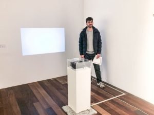 Alberto Ardid, junto a la obra ganadora